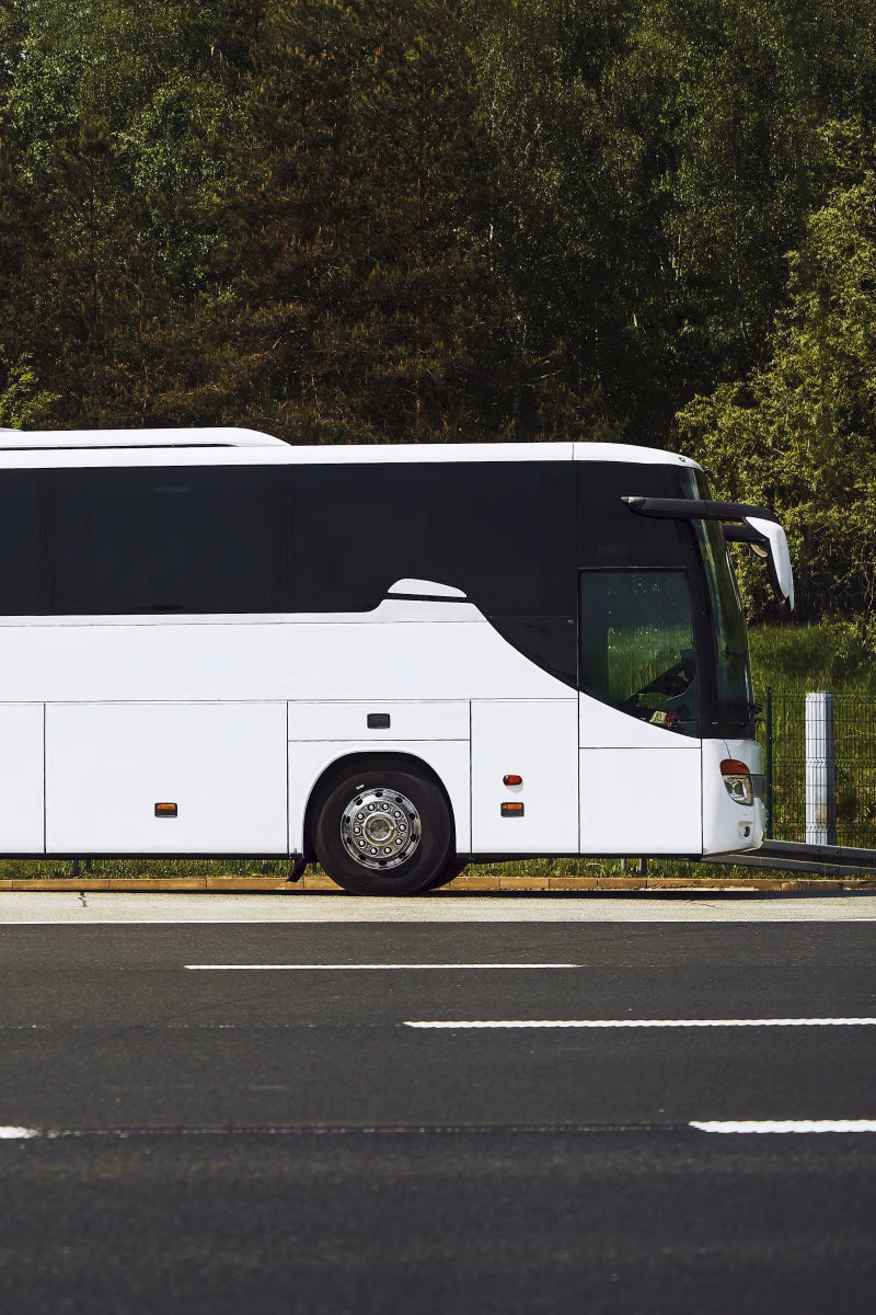 Ein parkender Bus am Straßenrand
